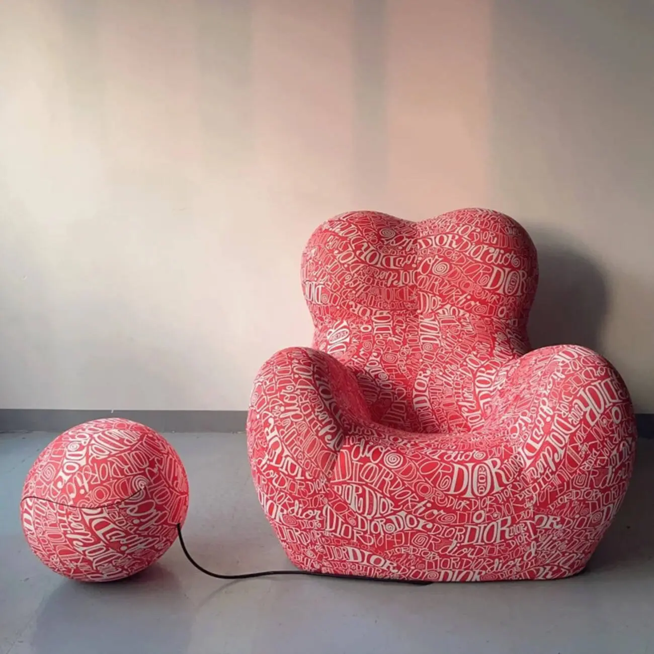 主图-11 Globe Sofa - Mother's Embrace" Compression Sofa Recliner