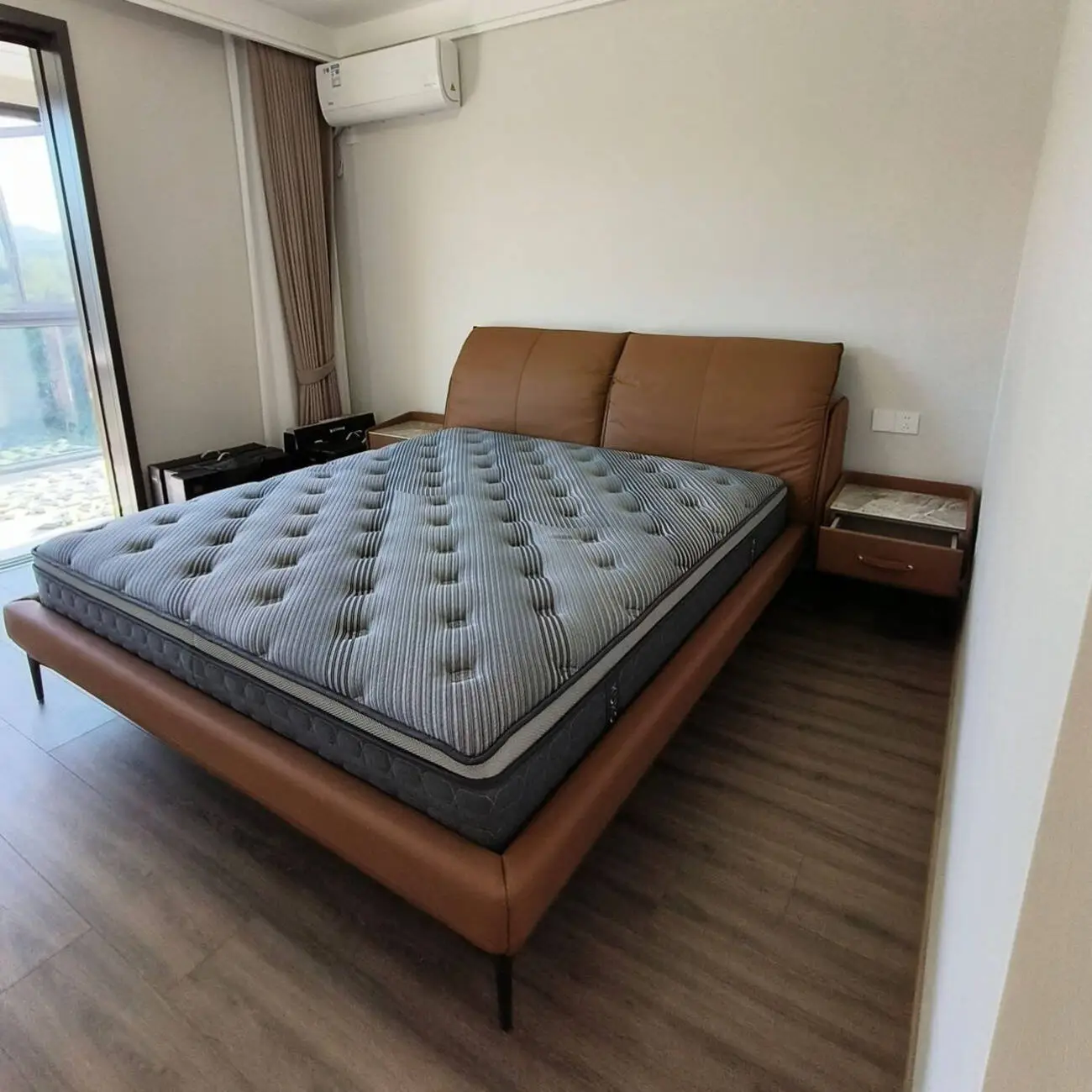 主图-01 Globe Sofa - Luxury-inspired Double Bedroom: Victorian Leather Bed