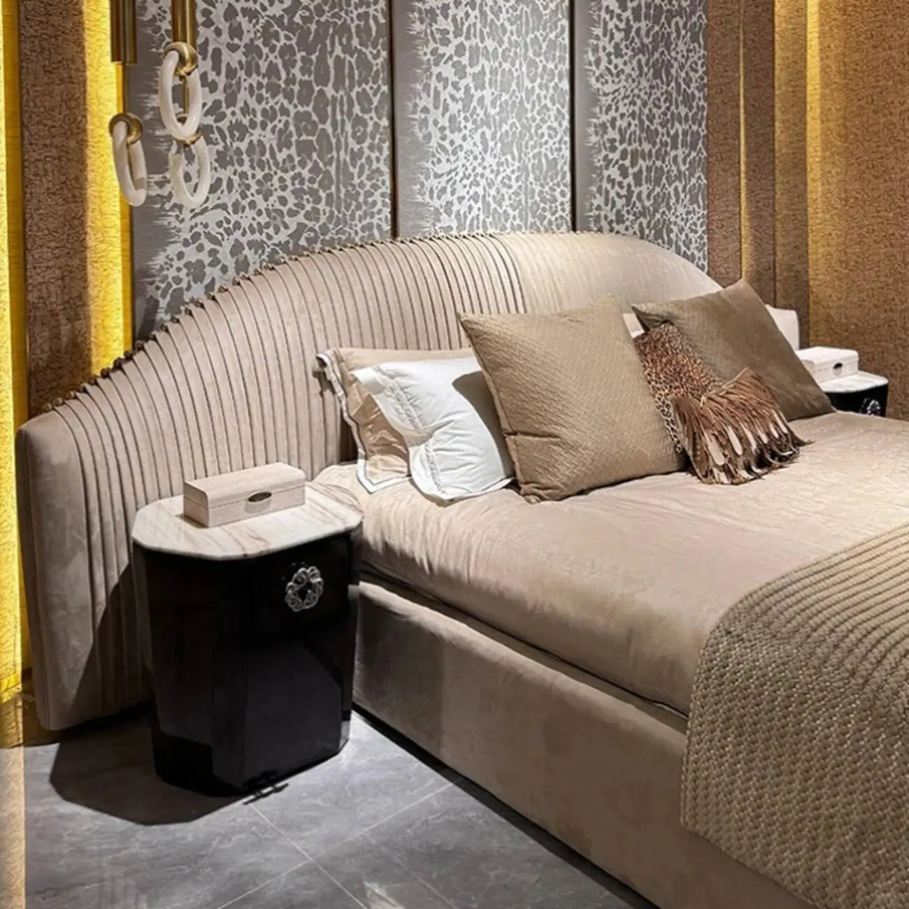 主图-05 Globe Sofa - Queen Style Italian-inspired Luxury Upholstered Bed