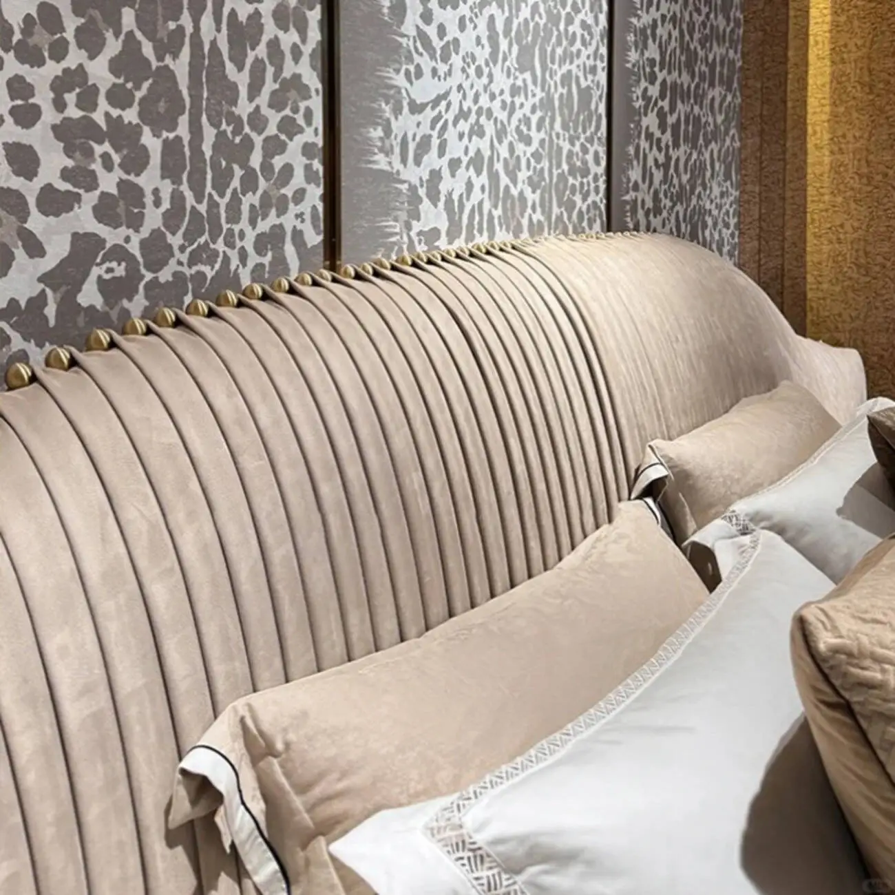 主图-06 Globe Sofa - Queen Style Italian-inspired Luxury Upholstered Bed