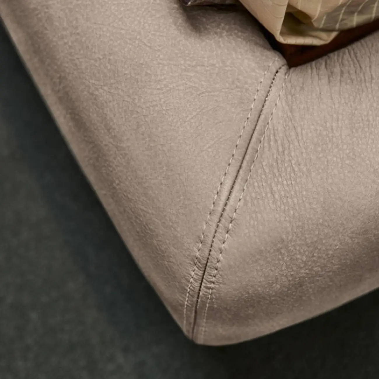 主图-06 Globe Sofa - Cantori Italian Luxury Leather Bed